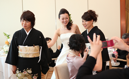 先に新婦様から退場していただきます